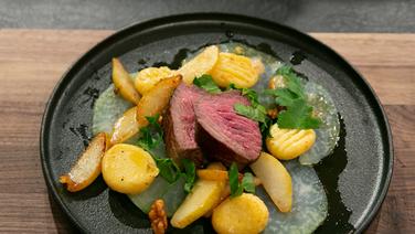Rinder-Hüftsteak mit Gnocchi und karamellisierten Birnen auf einem Teller angerichtet. © NDR / Fernsehmacher GmbH Foto: Norman Kalle
