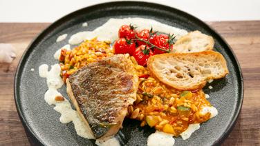 Mediterranean risotto served on a plate with sea bass fillet and mint mousse.  © NDR / Fernsehmacher GmbH Photo: Norman Kalle