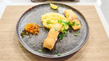 Risotto mit Lachs auf einem Teller angerichtet. © NDR / Fernsehmacher GmbH Foto: Gunnar Nicolaus
