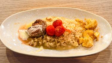 Cauliflower risotto with pork fillet served on a plate.  © NDR / Fernsehmacher GmbH Photo: Markus Hertrich