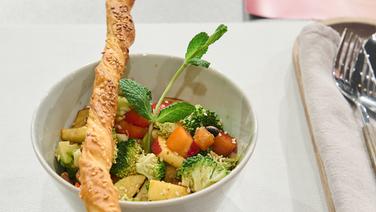 Broccoli and apple salad served in a bowl of sesame noodles.  © NDR / Fernsehmacher GmbH Photo: Gunnar Nicolaus