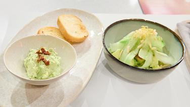 Apfel-Gurken-Salat mit Knoblauch-Brot und Avocado-Dip auf einem Teller angerichtet. © NDR / Fernsehmacher GmbH Foto: Gunnar Nicolaus