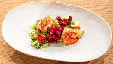 Colorful salad with prawns, feta and lime dressing arranged on a plate.  © Fernsehmacher GmbH Photo: Norman Kalle