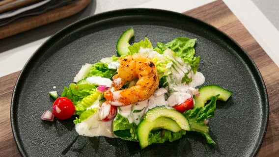 Gemischter Salat mit Kokos-Limetten-Dressing und Garnele auf einem Teller angerichtet. © Fernsehmacher GmbH & Co. KG Foto: Norman Kalle