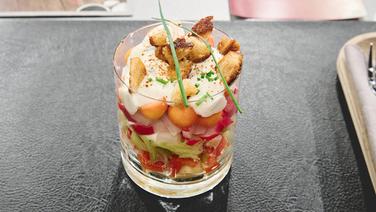 Layered salad with yogurt dressing and spelled croutons served in a glass.  © NDR / Fernsehmacher GmbH Photo: Gunnar Nicolaus
