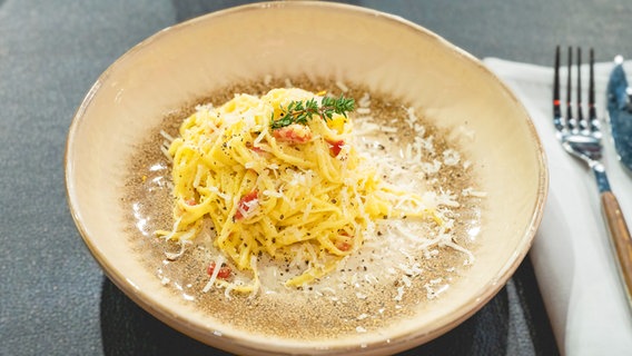 Spaghetti alla carbonara auf einem Teller angerichtet. © NDR Foto: Markus Hertrich