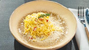 Spaghetti alla carbonara arranged on a plate.  © NDR Photo: Markus Hertrich