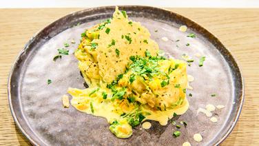 Spitzkohl-Karotten-Rolle mit Parmesanchip auf einem Teller angerichtet. © Fernsehmacher GmbH & Co. KG Foto: Gunnar Nicolaus