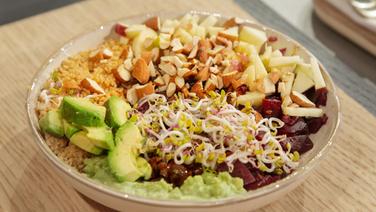 Bunte Super-Bowl mit Bulgur in einer Schüssel angerichtet. © NDR / Die Fernsehmacher Foto: Norman Kalle