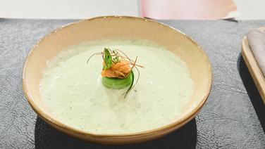 Dill-cucumber soup served in a bowl of salmon tartare rolls.  © NDR / Fernsehmacher GmbH Photo: Gunnar Nicolaus