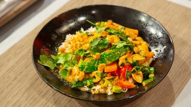Thai-Curry mit Gemüse, Shiitake-Pilzen und Hähnchenbrust auf einem Teller angerichtet. © NDR / Die Fernsehmacher Foto: Norman Kalle