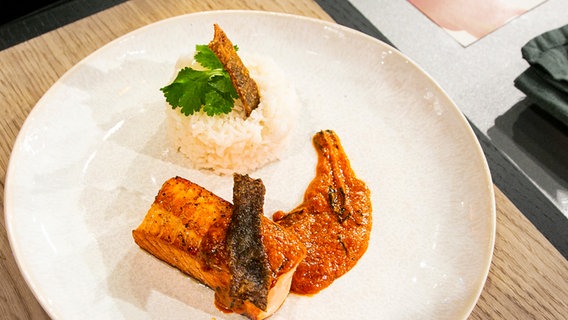 Rotes Thai-Curry mit Lachs auf einem Teller angerichtet. © Fernsehmacher GmbH Foto: Norman Kalle