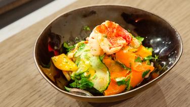 Thai mango salad with shrimp arranged on a plate.  © NDR / Die Fernsehenmacher Photo: Norman Kalle