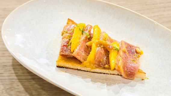 Thunfisch-Ceviche mit Mango auf Tramezzini-Brot angerichtet. © NDR / Die Fernsehmacher Foto: Gunnar Nicolaus