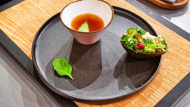 Tomato essence and avocado salad served on a plate.  © NDR/Fernsehmacher GmbH Photo: Norman Kalle