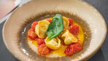 Tortellini with ricotta cream cheese filling and melted tomatoes arranged on a skewer.  © NDR / Fernsehmacher GmbH Photo: Markus Hertrich