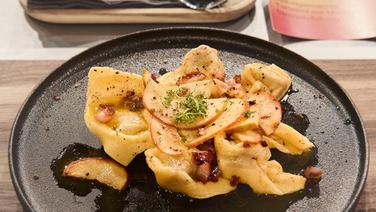 Tortellini mit Maronen-Steinpilzfüllung auf einem Teller angerichtet. © NDR / Fernsehmacher GmbH Foto: Gunnar Nicolaus