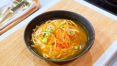 Udon noodle soup with kimchi and edamame served in a bowl.  © NDR/Fernsehmacher GmbH Photo: Norman Kalle