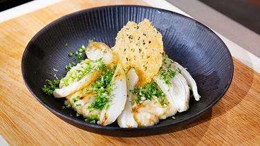 Wermut-Risotto mit dreierlei vom Fenchel und Parmesanhippe auf einem Teller serviert. © NDR/Fernsehmacher GmbH Foto: Norman Kalle