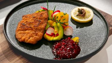 Wiener schnitzel with potato and cucumber salad arranged on a plate.  © NDR / Fernsehmacher GmbH Photo: Norman Calle