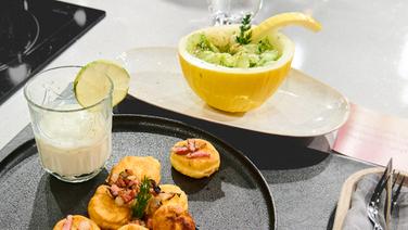 Zamete mit Speck, Buttermilch und Gurken-Melonen-Salat auf Tellern angerichtet. © NDR / Fernsehmacher GmbH Foto: Gunnar Nicolaus
