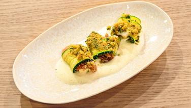 Plated baked zucchini rolls with thyme zabaglione.  © Fernsehmacher GmbH Photo: Markus Hertrich