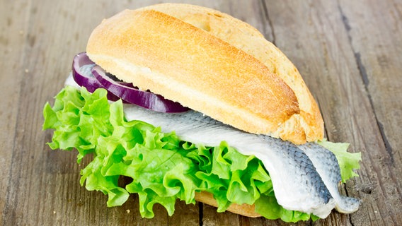 Fischbrötchen mit Hering, Salat und Zwiebeln © photocase Foto: katyjay