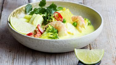 A bowl of curry coconut fish is on the table.  © NDR Photo: Claudia Timmann