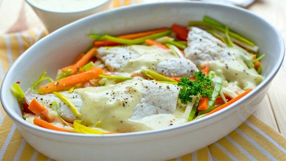 Fish fillet in mustard sauce with leeks, celery and carrots © NDR Photo: Claudia Timmann