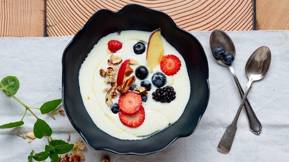 Fruit curd in a bowl.  © NDR Photo: Claudia Timmann