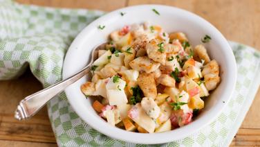 Eine Schüssel mit Geflügelsalat steht auf einem Tisch. © NDR Foto: Claudia Timmann