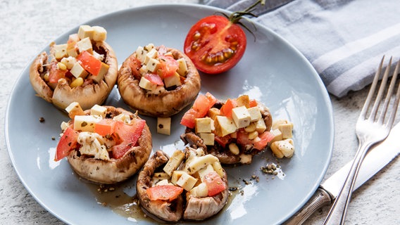 Ein Teller mit gefüllten Champignons steht auf dem Tisch. © NDR Foto: Claudia Timmann