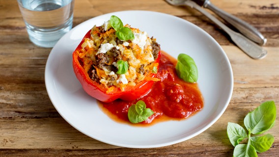 Gefüllte Paprika mit Feta und Hackfleisch auf einem Teller. © NDR Foto: Claudia Timmann