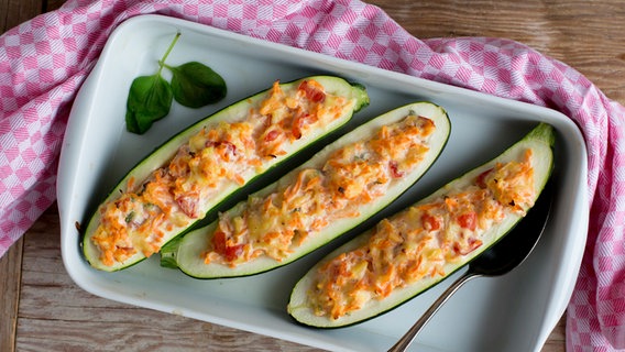 Eine Schüssel mit drei gefüllten Zucchini steht auf einem Tisch. © NDR Foto: Claudia Timmann