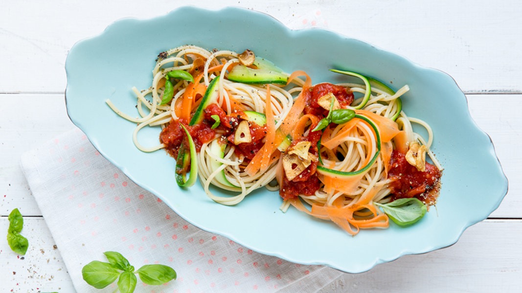 Gemüsenudeln mit Tomatensugo | NDR.de - Ratgeber - Kochen - Rezepte