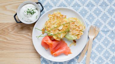 Ein Teller mit Gemüseschnitzel in Mandelkruste und Räucherlachs und ein Schälchen mit Kräuterquark stehen auf dem Tisch. © NDR Foto: Claudia Timmann