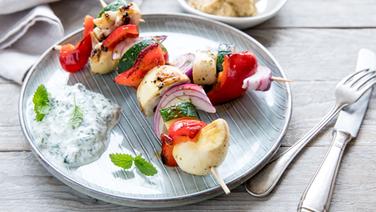 Ein Teller mit Gemüsespießen und Kräuterquark und ein Schälchen mit Hummus stehen auf dem Tisch. © NDR Foto: Claudia Timmann
