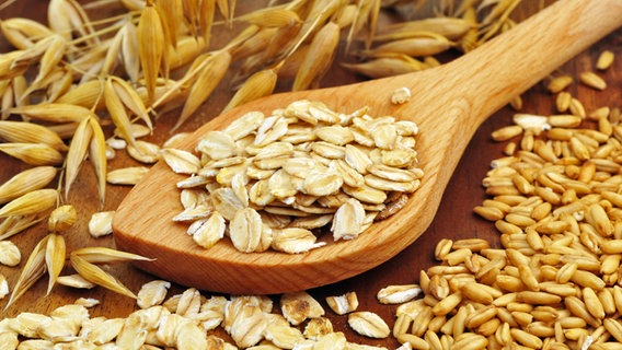 Rolled oats on a wooden spoon.  © fotolia.com Photo: Printemps