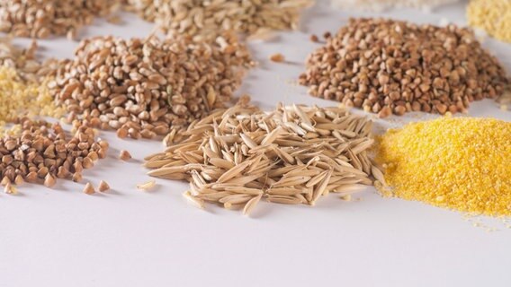 Small heaps of different types of grain lie on a table.  © Colourbox 