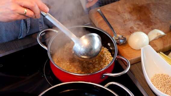 Putenbraten mit Graupen-Risotto - so geht&amp;#39;s | NDR.de - Ratgeber - Kochen