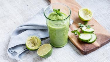 Ein gruener Smoothie und Zutaten stehen auf einem Tisch. © NDR Foto: Claudia Timmann