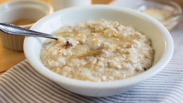 Schüssel mit Porridge steht auf einem Tisch. © NDR Foto: Claudia Timmann