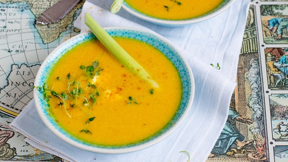 Zwei Schüsseln mit Hawaii-Curry-Suppe mit Zitronengras dekoriert. © NDR Foto: Claudia Timmann