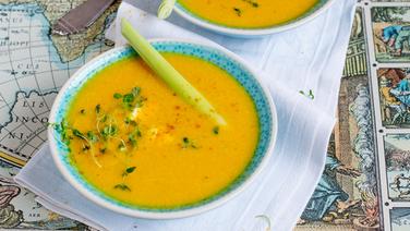 Zwei Teller mit Hawaii-Curry-Suppe mit Zitronengras. © NDR Foto: Claudia Timmann