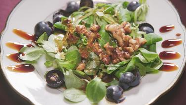 Feldsalat mit Trauben auf einem Teller angerichtet. © NDR/megaherz GmbH 