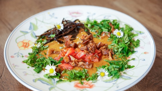 Gemüsesüppchen mit Meeresspaghetti auf einem Teller angerichtet. © NDR/megaherz GmbH Foto: Thomas Steigler