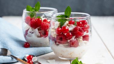 Ein Glas mit Porridge und roten Beeren gefüllt, steht auf einem Tisch. © NDR Foto: Claudia Timmann