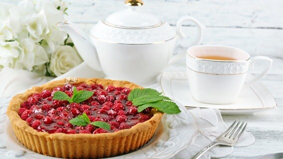 Himbeertarte und eine Tasse und Kanne Tee. © Fotolia/Africa Studio 