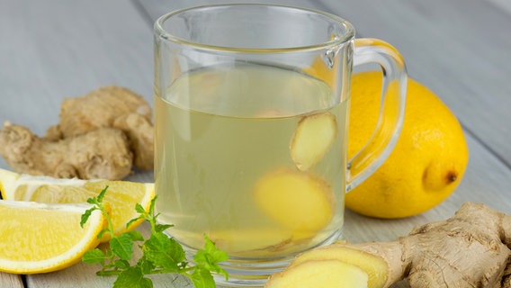 Glass of ginger tea © Fotolia.com Photo: juefraphoto