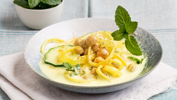 Orientalische Joghurt-Zitronensuppe in einem Suppenteller. © NDR Foto: Claudia Timmann